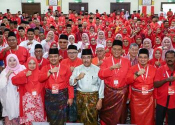 JOHARI Abdul Ghani (tengah) bergambar selepas merasmikan Mesyuarat Perwakilan UMNO Bahagian Bukit Gantang di Taiping hari ini. - UTUSAN/MUHAMAD NAZREEN SYAH MUSTHAFA