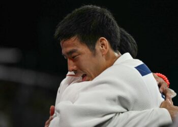 Reaksi Takanori Nagase dari Jepun  selepas menewaskan pemain Georgia Tato Grigalashvili (Biru) dalam pertarungan pingat emas judo lelaki -81kg Sukan Olimpik Paris 2024 di Arena Champ-de-Mars, di Paris pada 30 Julai, - AFP