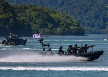 PENDEKATAN pertahanan menyeluruh (Hanruh) boleh memainkan peranan penting dalam mengekalkan keselamatan maritim dengan agensi penguatkuasaan dimodenkan melalui penggunaan peralatan terkini dan sistem pemantauan canggih. – UTUSAN/SHAHIR NOORDIN