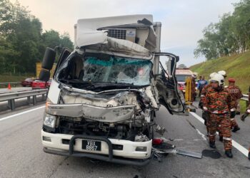 KEADAAN lori yang terlibat kemalangan menyebabkan kelindan maut di Kilometer 245.1, Lebuh Raya Utara-Selatan arah utara dekat Kuala Kangsar hari ini. - UTUSAN/JBPM PERAK