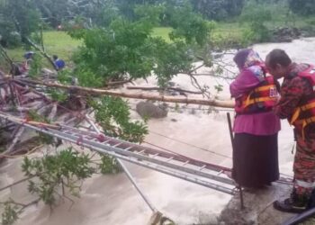 PASUKAN bomba menyelamatkan mangsa yang terperangkap dalam kejadian kepala air di sungai berhampiran Kolam Batu Gajah, Kampung Longob, Kota Marudu, Sabah semalam. - IHSAN BOMBA