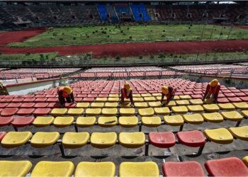 PEKERJA membuka kerusi-kerusi penonton dekat Stadium Shah Alam, Selangor. sebelum kerja-kerja merobohkan stadium itu dilakukan. – UTUSAN/AFIQ RAZALI