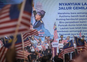 ANWAR Ibrahim mengibar Jalur Gemilang pada Majlis Pelancaran Bulan Kebangsaan dan Kibar Jalur Gemilang 2024 di Cyberjaya. – UTUSAN/FAIZ ALIF ZUBIR