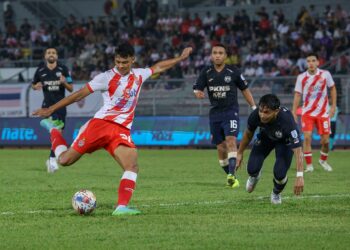 PENYERANG Kuala Lumpur City, Haqimi Azim Rosli (dua kiri) melakukan rembatan ke arah gawang gol Selangor FC pada perlawanan Liga Super di Stadium Bolasepak Kuala Lumpur, Cheras di sini, hari ini.-UTUSAN/FARIZ RUSADIO