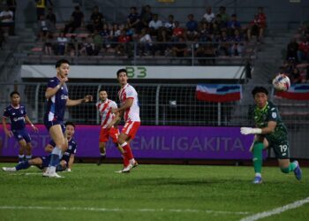 PENJAGA Gol Sabah FC, Khairul Fahmi Che Mat hanya mampu melihat bola rembatan pemain KL City pada aksi Liga Super di Stadium Bolasepak Kuala Lumpur, Cheras, semalam.-UTUSAN/AMIR KHALID