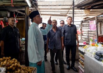 Anwar Ibrahim melakukan lawatan mengejut untuk melihat sendiri keadaan di Pasar Datuk Keramat, di Kuala Lumpur, semalam. – Gambar PEJABAT PERDANA MENTERI