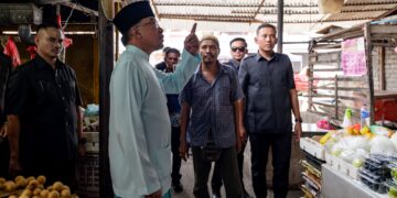 Anwar Ibrahim melakukan lawatan mengejut untuk melihat sendiri keadaan di Pasar Datuk Keramat, di Kuala Lumpur, semalam. – Gambar PEJABAT PERDANA MENTERI
