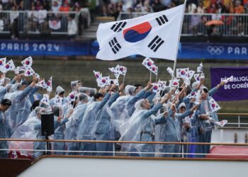 DELEGASI atlet Korea Selatan semasa upacara pembukaan Sukan Olimpik Paris 2024, semalam.- AFP