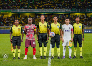 BARISAN Pengadil yang mengadili aksi separuh akhir pertama Piala FA antara Kedah menentang JDT di Stadium Darul Aman, minggu lalu.-IHSAN KDA FC