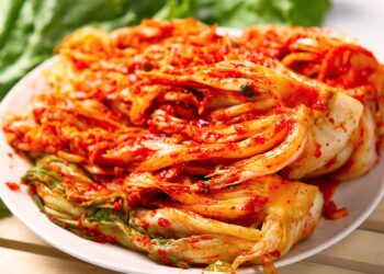 KIMCHI adalah hidangan kubis yang diperam dan popular di Korea Selatan.- GAMBAR HIASAN