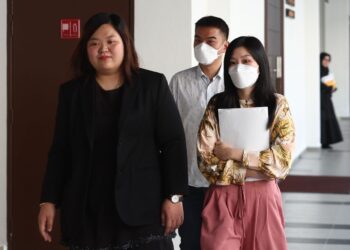 Tan Kim Soon ( tengah) dan Koh Sze Yuen (kanan) didakwa atas tiga pertuduhan memiliki lebih 15,000 liter minyak diesel di Mahkamah Seksyen Kota Bharu, Kelantan. UTUSAN/ROSMIZAN RESDI.
