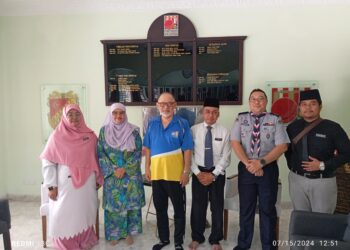 PENGURUSAN Sekolah Kebangsaan Jalan Padang Tembak (2), Kuala Lumpur bersama Pengerusi PIBG, Faridah Omar Shah (dua kiri) di Rumah Kriket Melayu semalam.