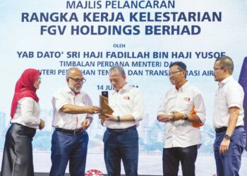 Fadillah Yusof (tengah) menerima cenderahati selepas majlis Perasmian Rangka Kerja Kelestarian FGV sambil disaksikan oleh Rastam Mohd. Isa (dua dari kiri), Pengerusi Felda, Ahmad Shabery Cheek (dua dari kanan), Nazrul Mansor (kanan) dan Ketua Bahagian Kemampanan Kumpulan FGV, Nurul Hasanah Ahamed Hassain Malim (kiri). – UTUSAN/MUHAMAD IQBAL ROSLI