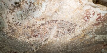 LUKISAN yang dihasilkan sekurang-kurangnya 51,200 tahun lalu di gua batu kapur Leang Karampuang, wilayah Maros-Pangkep, pulau Sulawesi.- AGENSI