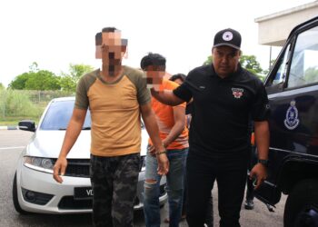 KETIGA-tiga tertuduh dibawa oleh polis untuk menghadiri prosiding di Mahkamah Sesyen Kota Bharu, Kelantan hari ini. - UTUSAN/KAMARUL BISMI KAMARUZAMAN.