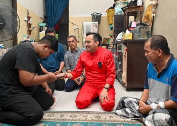 DATUK Dr. Asyraf Wajdi Dusuki (tengah) singgah ke rumah adik Aiman selepas dimaklumkan berkira-kira untuk tidak menerima tawaran Universiti Warwick di United Kingdom (UK).