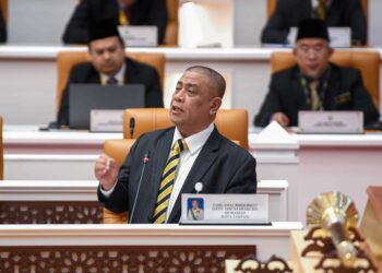 SAARANI Mohamad menjawab soalan pada Sidang DUN Perak di Bangunan Perak Darul Ridzuan di  Ipoh. -  UTUSAN/MUHAMAD NAZREEN SYAH MUSTHAFA