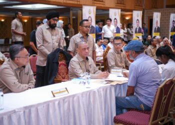 SAARANI Mohamad (tengah) mendengar aduan orang ramai pada Program Mesra Hari Bertemu Pelanggan di Bangunan Perak Darul Ridzuan di  Ipoh hari ini. - UTUSAN/MUHAMAD NAZREEN SYAH MUSTHAFA