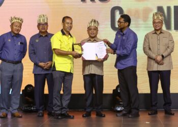 SAARANI Mohamad (tiga dari kanan) menyampaikan Anugerah Batin Paling Aktif kepada Rani Bah Ulin pada pelancaran Santuni Masyarakat Orang Asli Perak Sejahtera 2030 dan Simposium Batin 2024 di Ipoh hari ini. - UTUSAN/MUHAMAD NAZREEN SYAH MUSTHAFA