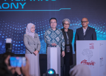 CHANG Lih Kang (dua dari kiri) melancarkan MBOT Strategic Plan (STRIVE) 2024-2029 pada program MBOT Experts Network In Technology, Innovation and Cooperative Event (ENTICE) 2024 di Le Meridien Putrajaya di sini, hari ini.-UTUSAN/FAIZ ALIF ZUBIR