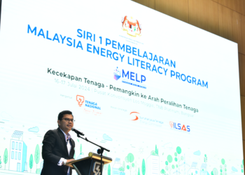 AKMAL Nasrullah Mohd Nasir berucap merasmikan pelancaran Siri Pertama Pembelajaran MELP anjuran TNB di Leo
Moggie Convention Centre, TNB Platinum Bangsar, Kuala Lumpur.