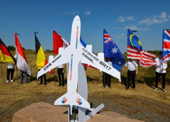 ORANG ramai memegang bendera di tugu peringatan mangsa nahas MH17 semasa upacara memperingati tragedi yang ke-10, berhampiran perkampungan Hrabove di wilayah Donetsk, Ukraine.- AGENSI