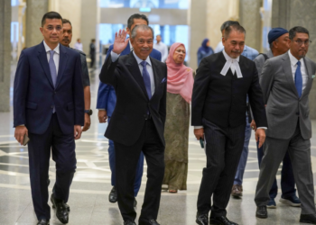 MUHYIDDIN Yassin ketika hadir untuk mendengar permohonanya menyemak semula keputusan mahkamah yang mengembalikan empat pertuduhan salah guna kuasa di Mahkamah Rayuan, Putrajaya di sini hari ini.