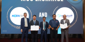 ANWAR Syahrin Abdul Ajib (kiri) pada menandatangani MoU Malakoff Power dengan Korea South-East Power Company (KOEN) di Four Points by Sheraton Puchong, Selangor kelmarin.