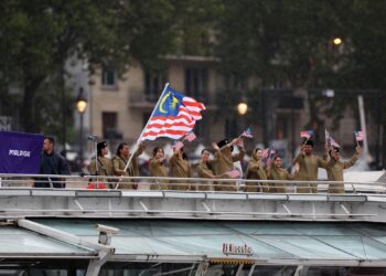 PEMBAWA Jalur Gemilang, Betrand Rhodic Lises (atlet terjun) bersama atlet pelayaran negara, Nur Shazrin Mohamad Latif dan para atlet serta pegawai kontinjen negara menaiki bot
pada upacara pembukaan Sukan Olimpik Paris 2024 di Sungai Seine semalam.-IHSAN MSN