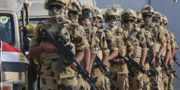 PASUKAN tentera Mesir mengawal persimpangan sempadan Rafah antara Mesir dan Gaza, di Rafah.- AGENSI