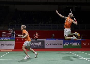 AKSI Pasangan beregu campuran negara, Chen Tang Jie dan Toh Ee Wei ketika  Kejohanan Badminton Malayisa Masters 2024, Mei lalu.-UTUSAN/SHIDDIEQIIN ZON