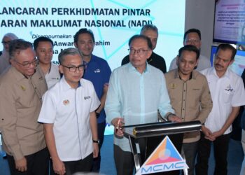 ANWAR Ibrahim (tengah) merasmikan pelancaran Perkhidmatan Pintar Pusat Sebaran Maklumat Nasional (Nadi) Kampung Dato’ Ahmad Said, Manjoi di Ipoh hari ini.  - UTUSAN/ZULFACHRI ZULKIFLI