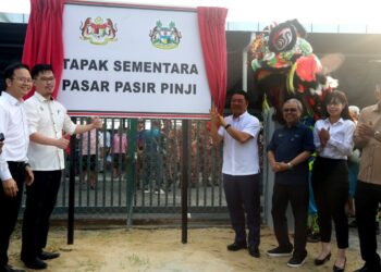 NGA Kor Ming (empat dari kanan) merasmikan Pasar Sementara Pasir Pinji di Ipoh hari ini. - UTUSAN