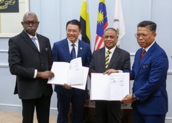 NGA Kor Ming (dua dari kiri) dan Saarani Mohamad (dua dari kanan) menyaksikan  pertukaran Memorandum Persefahaman (MoU) antara Ketua Pengarah Jabatan Perumahan Negara (JPN) , Datuk KN Jayaselan (kiri) dan Ketua Pegawai Eksekutif Lembaga Perumahan dan Hartanah Perak (LPHP), Mohamed Akmal Dahalan di Bangunan Perak Darul Ridzuan, Ipoh. - UTUSAN/MUHAMAD NAZREEN SYAH MUSTHAFA