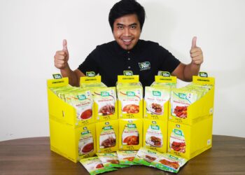 MUHAMMAD Amirrulfaiz Mohd Alwi bersama barisan produk keluaran Nis Spice.