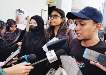 GAITHRI Thomas (dua dari kanan) bersama Anida Idrus (tiga dari kanan) dan Yuseri (kanan) ketika hadir di Mahkamah Koroner Seremban, Negeri Sembilan, semalam. – UTUSAN/MOHD. SHAHJEHAN MAAMIN