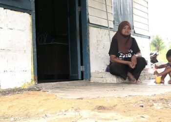 RABIYATULFazlinaniswati Mohd. Yassin dan Muhd. Firdaus Mahadi menumpang di rumah pusaka usang neneknya di Kampung Sungai Ular, Kuantan. – UTUSAN/DIANA SURYA ABD WAHAB