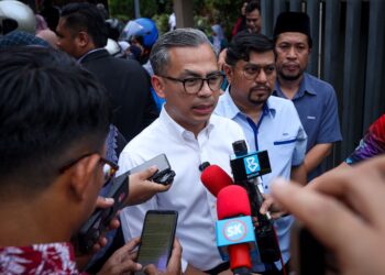 MENTERI Komunikasi merangkap Ahli Parlimen Lembah Pantai, Fahmi Fadzil bercakap kepada media selepas majlis penyerahan helmet kepada pelajar secara percuma di Sekolah Kebangsaan Bangsar - UTUSAN/Saddam Yusoff