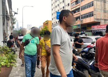 ANTARA pendatang asing tanpa izin ditahan Jabatan Imigresen Kuala Lumpur dalam Op Selera dan Op Belanja di Jalan Ipoh hari ini.