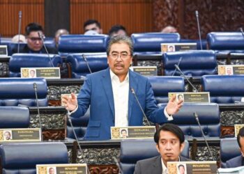 JOHARI Abdul Ghani menjawab masalah industri penanaman buluh di Dewan Rakyat semalam. – JABATAN PENERANGAN MALAYSIA