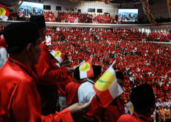 BARISAN tertinggi pemimpin UMNO perlu muhasabah diri dan berhenti menjadikan individu tertentu sebagai kambing hitam.