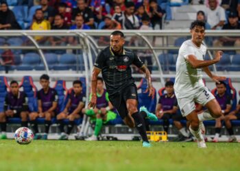 PERTAHANAN JDT, Matthew Davies gagal menyekat kemaraan penyerang PDRM, Bruno Suzuki pada aksi Liga Super di Stadium Majlis Perbandaran Selayang, malam tadi.-UTUSAN/IQBAL ROSLI