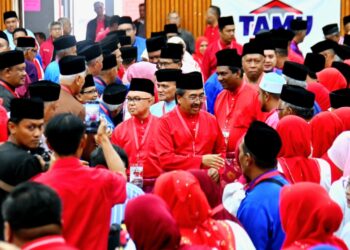 JOHARI Abdul Ghani (tengah) bersama barisan pimpinan UMNO Bahagian Bentong selepas merasmikan Mesyuarat Perwakilan UMNO Bahagian Bentong di Dewan Majlis Perbandaran Bentong di Bentong semalam. – FOTO/SHAIKH AHMAD RAZIF