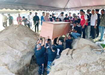 Jenazah Farah Kartini Abdullah  dikebumikan di Tanah Perkuburan Islam Kampung Nyiur Manis, di Pekan, Pahang, semalam. – utusan/SHAIKH AHMAD RAZIF