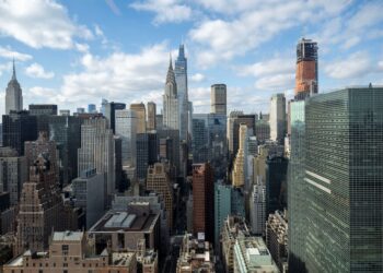 BANGUNAN Empire State, Bangunan Chrysler dan One Vanderbilt kelihatan antara bangunan lain di tengah bandar Manhattan, di New York City.- AFP