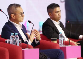 Wan Amir-Jeffery Wan Abdul Majid  (kiri) dan Ketua Pegawai Eksekutif Halal Development Corporation Berhad (HDC), Hairol Ariffein Sahari pada forum perbincangan bertajuk Membina Hari Esok: Peranan Ekonomi Halal Malaysia Dalam Membina Ekosistem Halal Yang Teguh dan Mapan pada persidangan WCIT di Ipoh, semalam. - UTUSAN/MUHAMAD NAZREEN SYAH