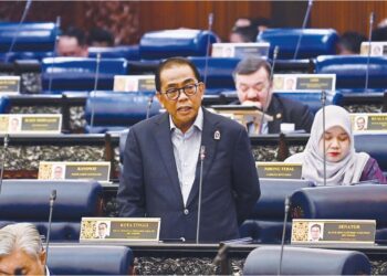 MOHAMED Khaled Nordin pada sesi pertanyaan bagi jawab lisan 
di Dewan Rakyat, semalam. – JABATAN PENERANGAN MALAYSIA