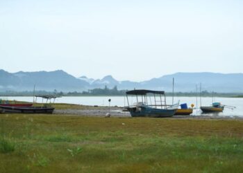 BEBERAPA bot nelayan terdampar di kawasan persisiran tasik akibat penyusutan air di Empangan Timah Tasoh, Padang Besar, Perlis. - UTUSAN/IZLIZAN OTHMAN