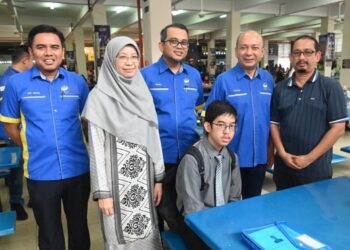 AMIR Asyraf Mohd Azmir (duduk) merupakan pelajar autisme pertama yang mendaftar menyambung pengajian di Universiti Malaysia Perlis (Unimap), Arau, Perlis semalam. – UTUSAN/IZLIZAN OTHMAN