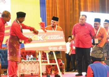 ZAMBRY Abd. Kadir melancarkan gimik Perasmian Mesyuarat Perwakilan UMNO Bahagian Kangar di Dewan Warisan, Kangar, Perlis, semalam. – UTUSAN/IZLIZAN OTHMAN